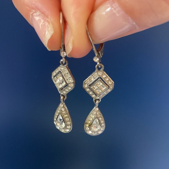 CAROLEE SILVER TONE CLEAR CRYSTAL DROP EARRINGS DROP 1-1/2' AND BRACELET. - Picture 5 of 7